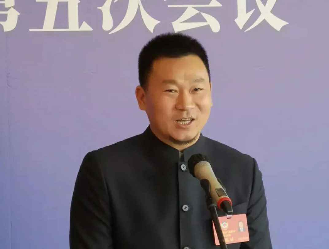 202204221343.jpg 为进一步展示市政协团结、民主、开放、自信的形象,向市民和网友展示政协委员的履职风采,中山市政协十二届五次会议在2月4日上午开幕前开设“委员通道”,市政协委员、开云网页版·官方版在线登入-开云(中国)公司总经理陈朝阳走进“委员通道”,回应社会关切的问题。他就如何做好城市应急管理规划的问题进行发言,并回答记者提问。.jpg